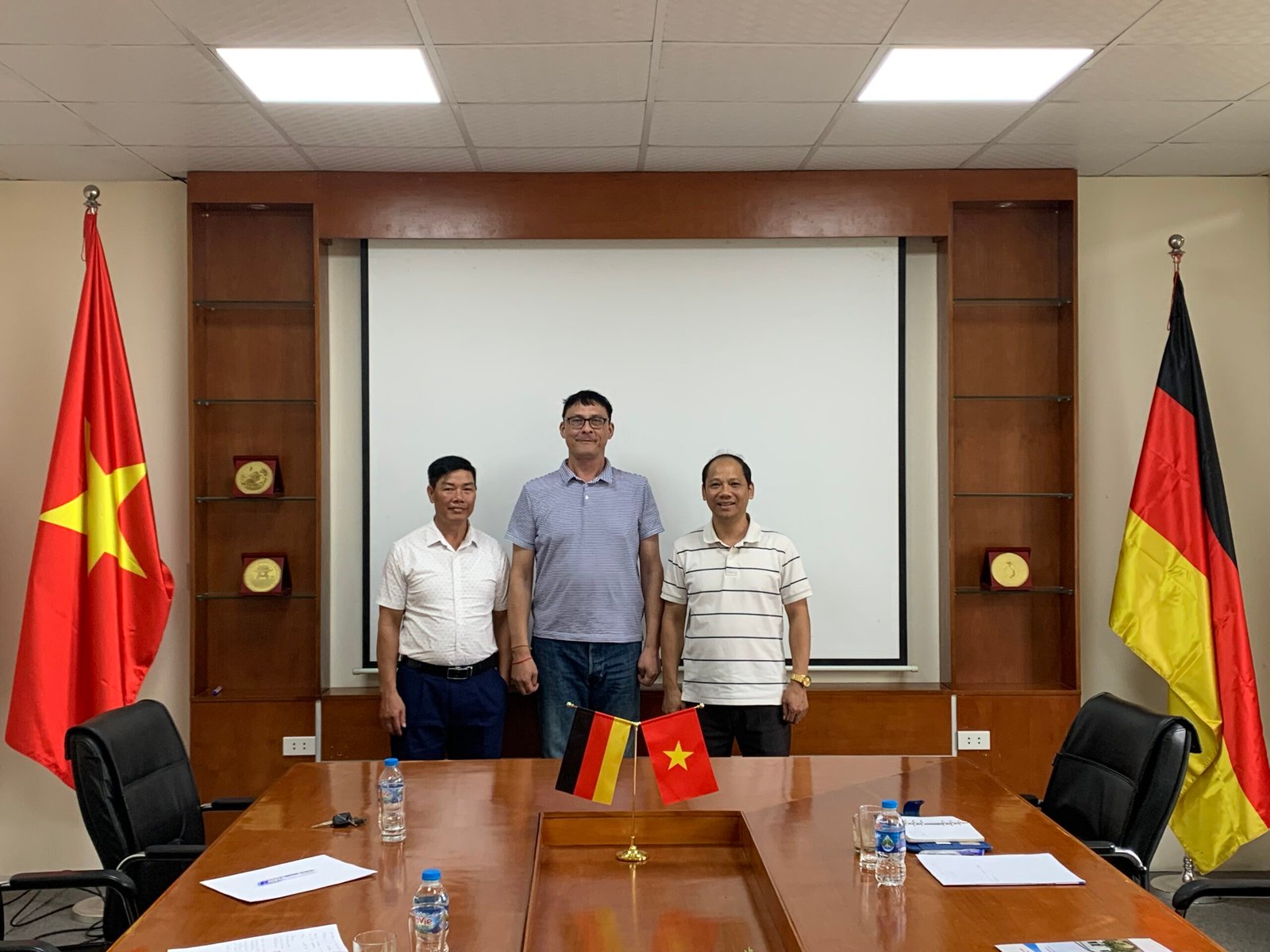 Anh Thanh thăm một trường nghề tại Việt Nam để tư vấn học sinh